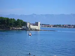 Ostrov Vir (na obrázku se nachází také hrad Kastelina)