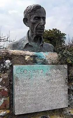 Busta Leonard Woolfa v Monk's House