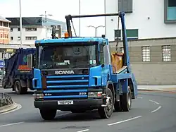Scania 94D 220 s kontejnerem