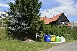 náves obce s obecní pumpou