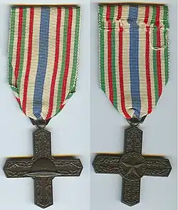 Řád Vittorio Veneto přední strana (vlevo) a zadní (vpravo)