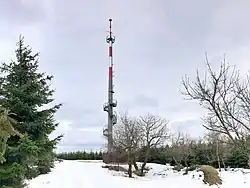 vrchol s vysílačem a rozhlednou