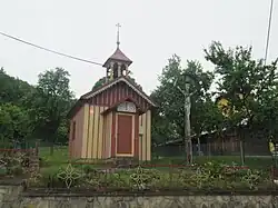 Kaplička a vyřezávaný kříž