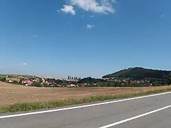 Celkový pohled se zříceninou hradu Starý Jičín