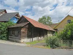 Památkově chráněný dům č.p. 44, dřevěnice z 19. století na kamenné podezdívce