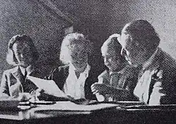 vpravo Vladimír Vaněk s dcerou na klíně, uprostřed Amelie Posse-Brázdová, vlevo Vaňkova manželka