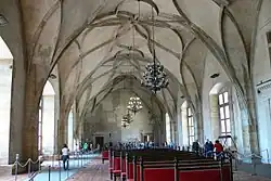 Levá polovina západního čela Vladislavského sálu je tvořena kvádříky jižní věže (horní části její východní strany)