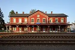 Vlakové nádraží v Hronově přes kolejiště