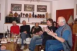 Stanislav Příhoda (vpravo) diskutuje ve svém ateliéru při schůzce Klubu přátel Podblanické galerie v Podblanické galerii