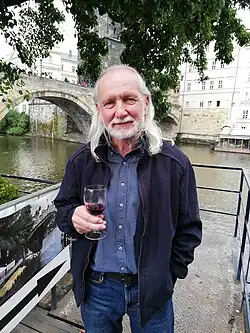 Vlastimil Hela na Novotného lávce v Praze při křtu své knihy, 2023