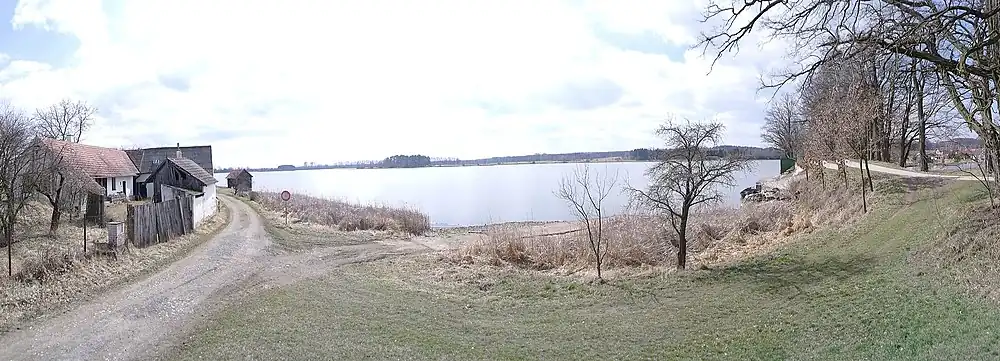 Vlkovický rybník od Vlkovic