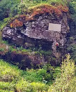 Symbolická pamětní deska na skalním výběžku na pravém břehu Teplé Vltavy