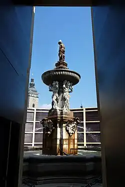 „Vnímání“ na náměstí Přemysla Otakara II. v Českých Budějovicích, Samsonova kašna (podzim 2016)