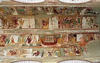 Strop hlavní lodi s freskami