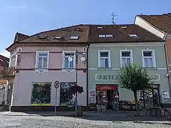 Vodňany I - domy čp. 13 a 12 (vpravo) na náměstí Svobody.jpg