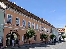 Vodňany I - dvojdům čp. 10 a 11 na náměstí Svobody.jpg