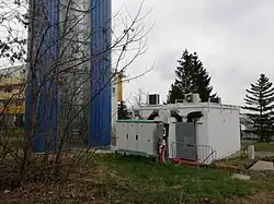 Kontejnery s technologií u paty věže (jaro 2021)