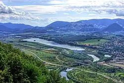 Pohled na přehradu z vyhlídkové věže na vrchu Dubeň