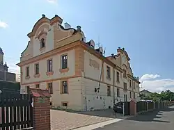 Kopie barokního mlýna na levém břehu řeky v centru Roudnice nad Labem