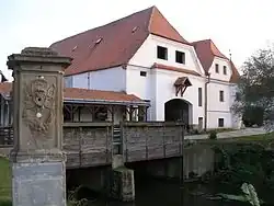 Bývalý lichtenštejnský vodní mlýn z 18. století, v části areálu je stolárna, v části penzion