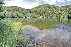 Větší část vodní nádrže Horka se nachází v Krajkovské pahorkatině