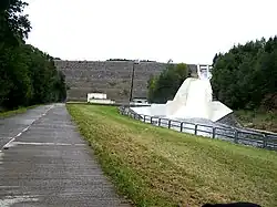 Vypouštění vody z nádrže Římov přepadem