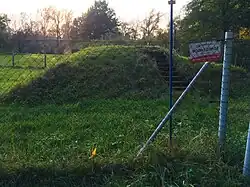 Oplocený pozemek s vodním zdrojem, stojící na louce poblíž přírodní památky Kolínské tůně.