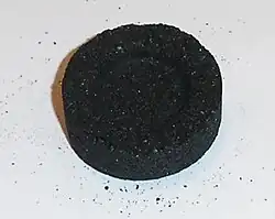 Rychlozápalné dřevěné uhlí používané k zapalování vodních dýmek