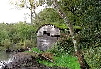 Jednoduchá dřevěná budova