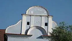 Vojníkov, štít sýpky v selském baroku čp. 4.JPG