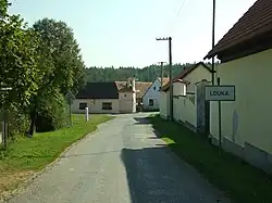 Pohled na Louku při příjezdu do vesnice od Jistce