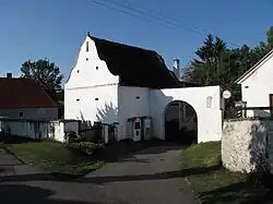 Vojníkov, bývalá sýpka a brána statku čp. 7.JPG