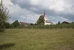 Pohled na obec a kapli sv. Jana Nepomuckého