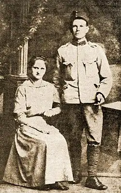 Vojtěch Kovář v uniformě rakousko-uherské armády s manželkou (asi 1914)