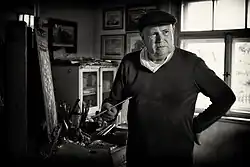 Vojtěch Kraus při práci ve svém ateliéru na fotografii Petra Kozelka