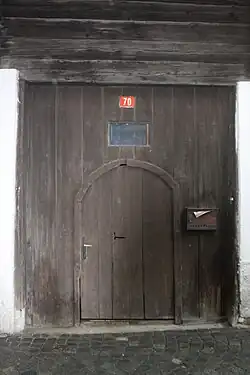 Vrata do průjezdu (Flur) se vstupními dveřmi (dům čp. 71).