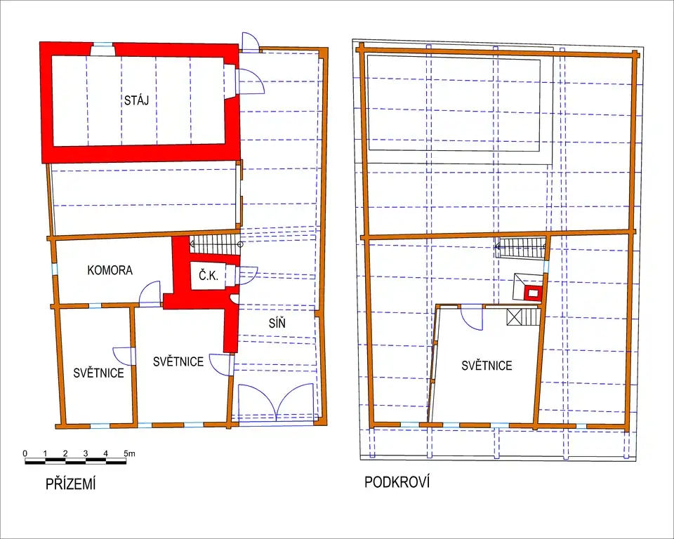 Půdorys zobrazuje dispozici menšího domu. Průjezd je po pravé straně domu, po levé straně se nachází za sebou světnice, komora, černá kuchyně a stáj. V patře je pavlač, světnice a seník. Zděné stěny mají černá kuchyně a stáj v přízemí, ostatní stěny jsou roubené.