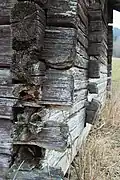 Detail roubeného nároží seníku.