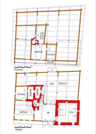 Půdorys zobrazuje dispozici většího domu s průjezdem uprostřed, kde jsou za sebou síň a mlat. Po levé straně průjezdu jsou světnice, komory a stodola, po pravé straně stáj a stodola. V patře jsou za pavlačí světnice a za nimi seník a další hospodářské prostory.