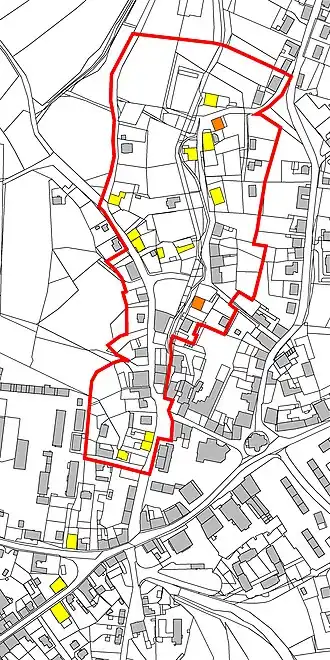 Volary, území vesnické památkové rezervace, stav v roce 2020. Ve středu města je stará zástavba nahrazena panelovou výstavbou z druhé poloviny 20. století. Z volarských domů zůstává zachovaných posledních 14 domů, u dalších dvou domů se zachovala pouze zděná část.