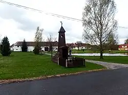 Náves s rybníkem a zvonicí