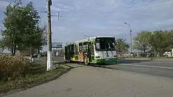 Autobus zničený útokem