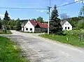 Domky na západním okraji návsi