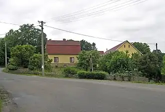 Silnice II/121 procházející návsí ve Střelítově, části Votic