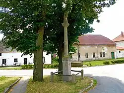 Votivní sloup se sochou svatého Antonína v Brtnici (Q104873473) 01.jpg