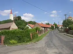 Pohled od jihozápadu na návrší s kostelem sv. Šimona a Judy a zvonicí