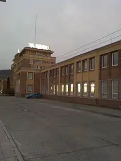 Sídlo Dopravní společností Zlín – Otrokovice, vozovna s parkovištěm se nachází za budovou