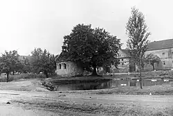 Pohled na kapličku na návsi