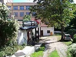 Vršovice, Pod stupni 6, od vjezdu.jpg