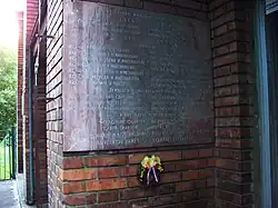 Pamětní deska obětem 1. a 2. světové války u zadního vstupu sokolovny Sokola Vršovice